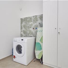 3 bedroom villa with infinity pool, jacuzzi & sauna, Castellammare del Golfo, sleeps 6